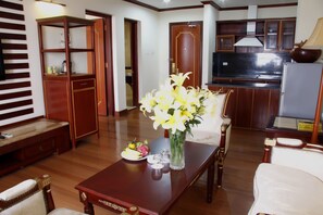 Royal Suite | Minibar, in-room safe, desk, blackout drapes - Khach san Hoang Gia Bac Ninh (Bac Ninh)