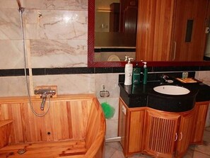 Articles de toilette gratuits, sèche-cheveux, chaussons