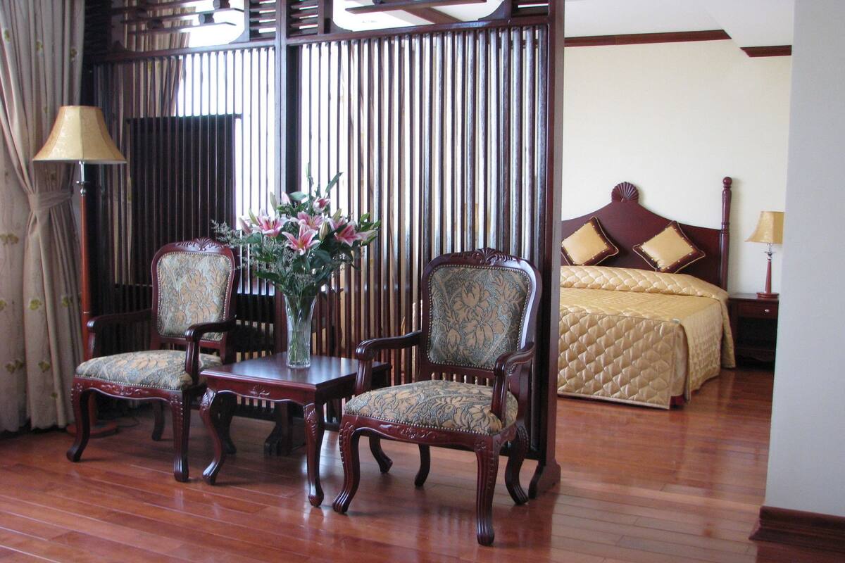 Majestic Junior Room | Minibar, két bảo mật tại phòng, bàn, màn/rèm cản sáng 