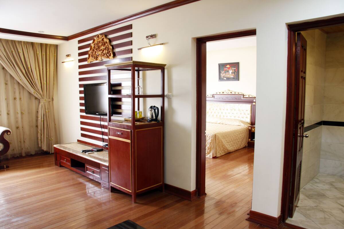 Phòng Suite Royal | Minibar, két bảo mật tại phòng, bàn, màn/rèm cản sáng 