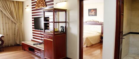 Suite Royal | Minibar, caja de seguridad en la habitación y escritorio