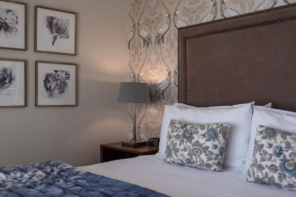 1 bedroom, premium bedding, desk, blackout curtains
