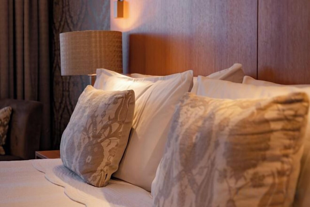 Premium bedding, desk, blackout drapes, soundproofing