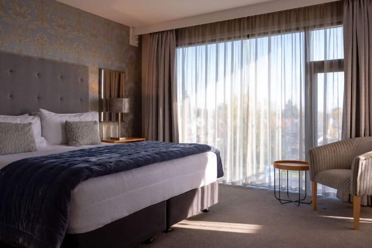 1 bedroom, premium bedding, desk, blackout curtains
