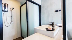 Deluxe Triple Room | Bathroom | Shower, free toiletries, hair dryer, towels - B2 Hotel South Pattaya Premier Hotel (Pattaya)