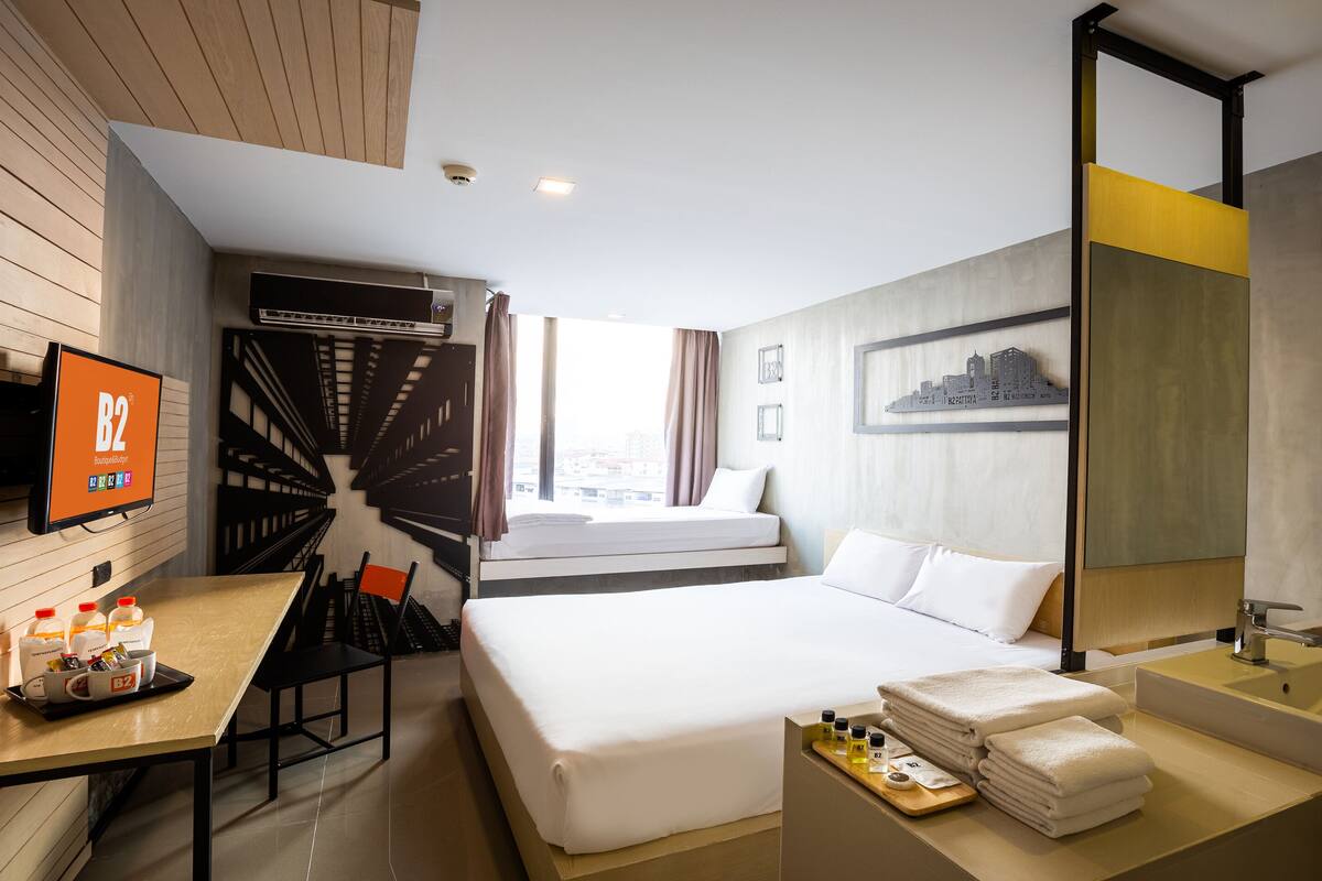 Deluxe Triple Room | In-room safe, desk, blackout curtains, free WiFi