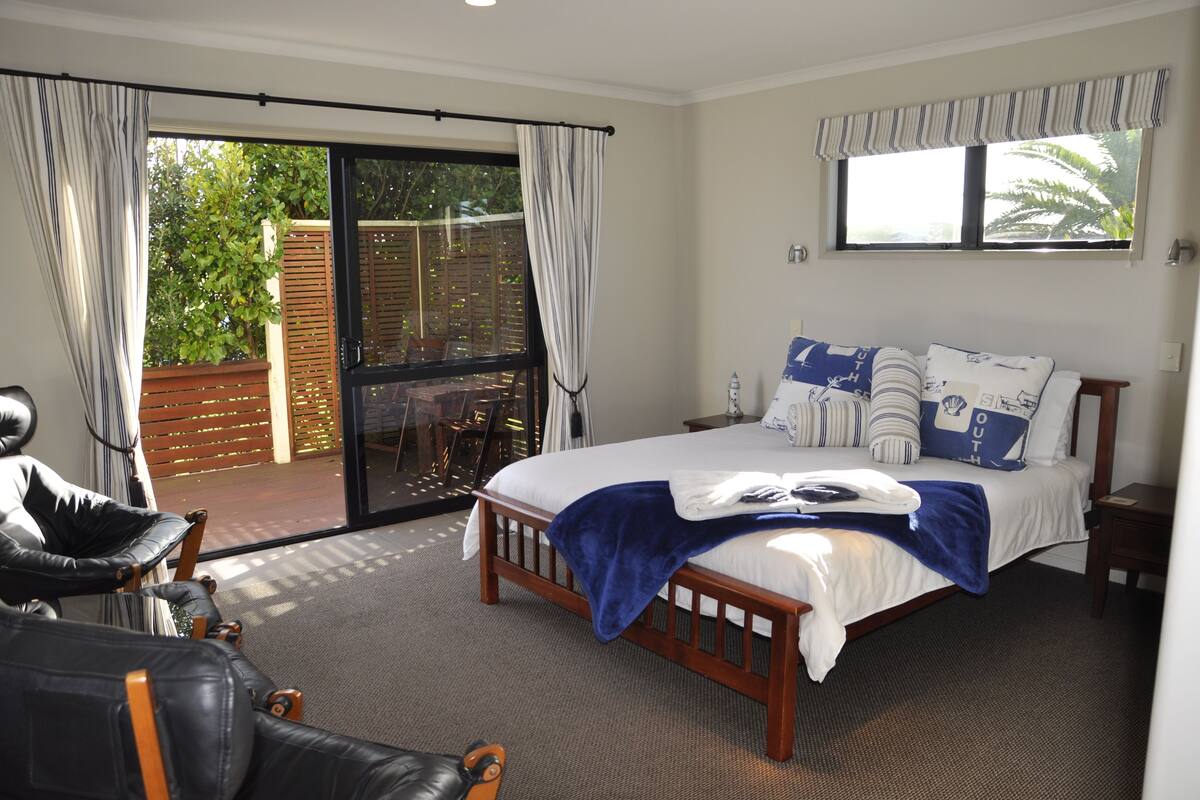 エリート スタジオスイート クイーンベッド 1 台 エンスイート シービュー (Lighthouse)