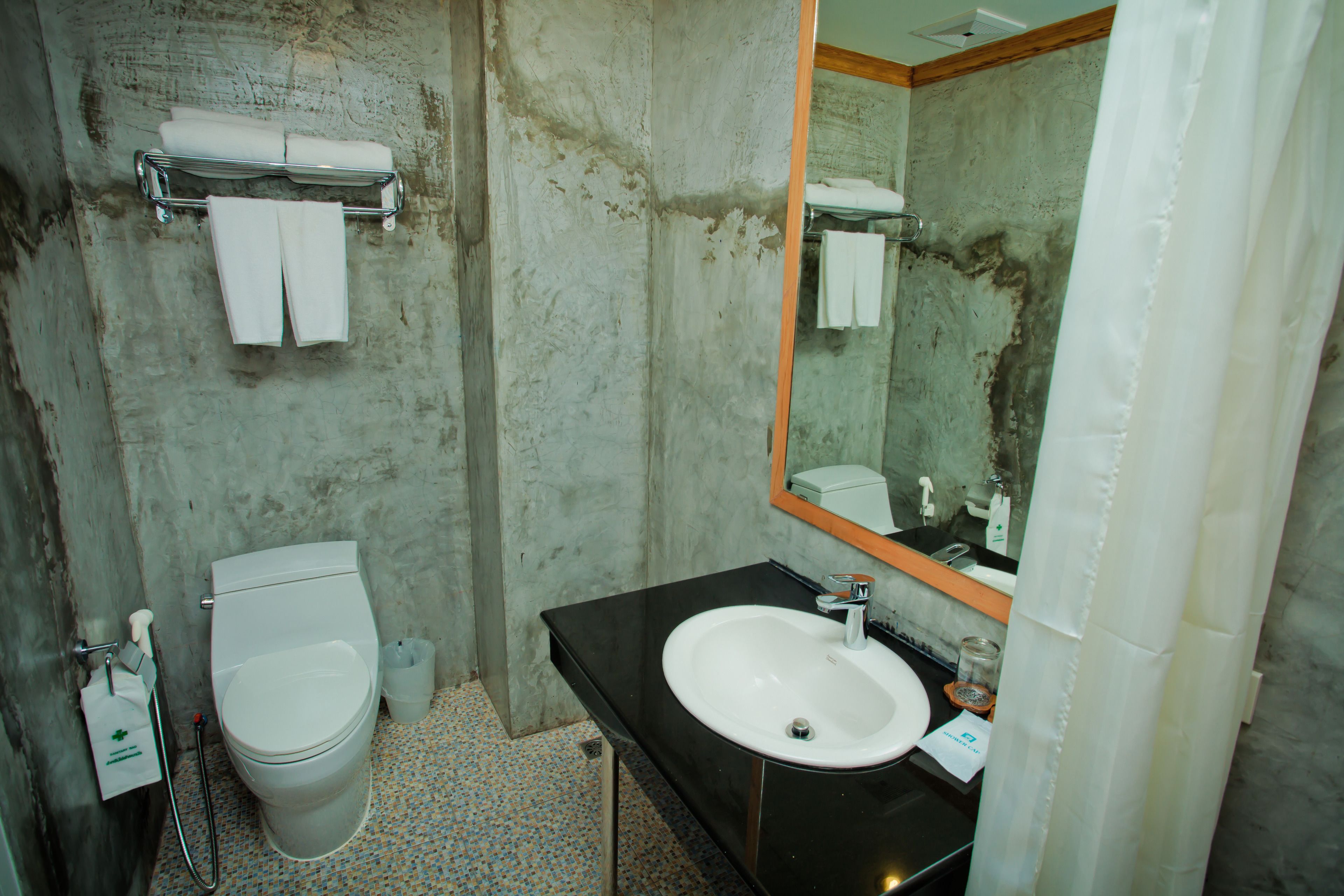 standard double room | bathroom | shower, free toiletries, hair dryer, towels