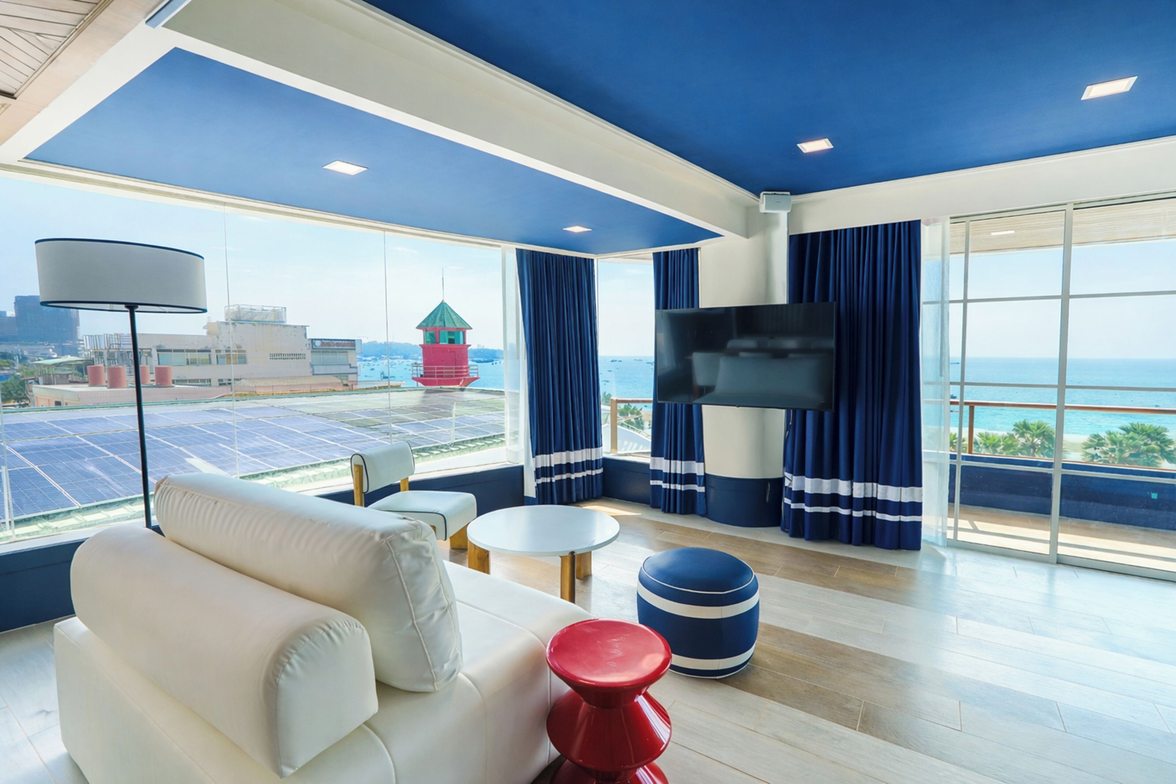 Ocean Front Suite | リビング エリア | 32 インチのLED テレビ (ケーブル放送視聴可)、テレビ