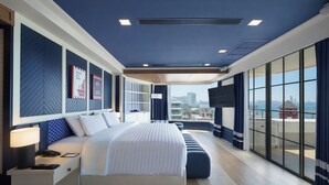 Panoramic Family Suite | มินิบาร์, ตู้นิรภัยในห้องพัก, โต๊ะทำงาน, Wi-Fi ฟรี