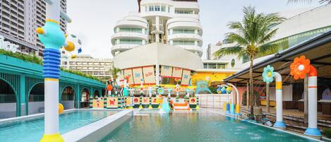 2 ulkouima-allasta avoinna 8.00–20.00, aurinkovarjoja, aurinkotuoleja