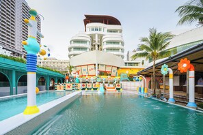 2 piscines extérieures, accès possible de 8 h à 20 h, parasols