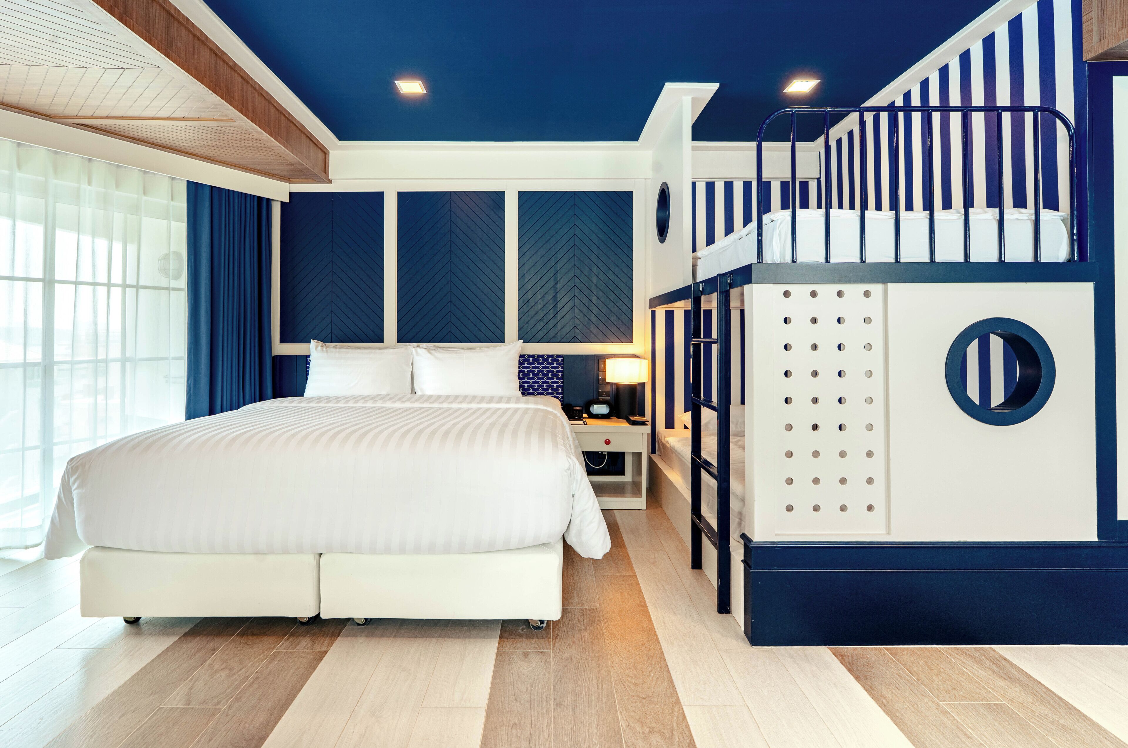 Familienzimmer | Minibar, Zimmersafe, Schreibtisch, kostenloses WLAN