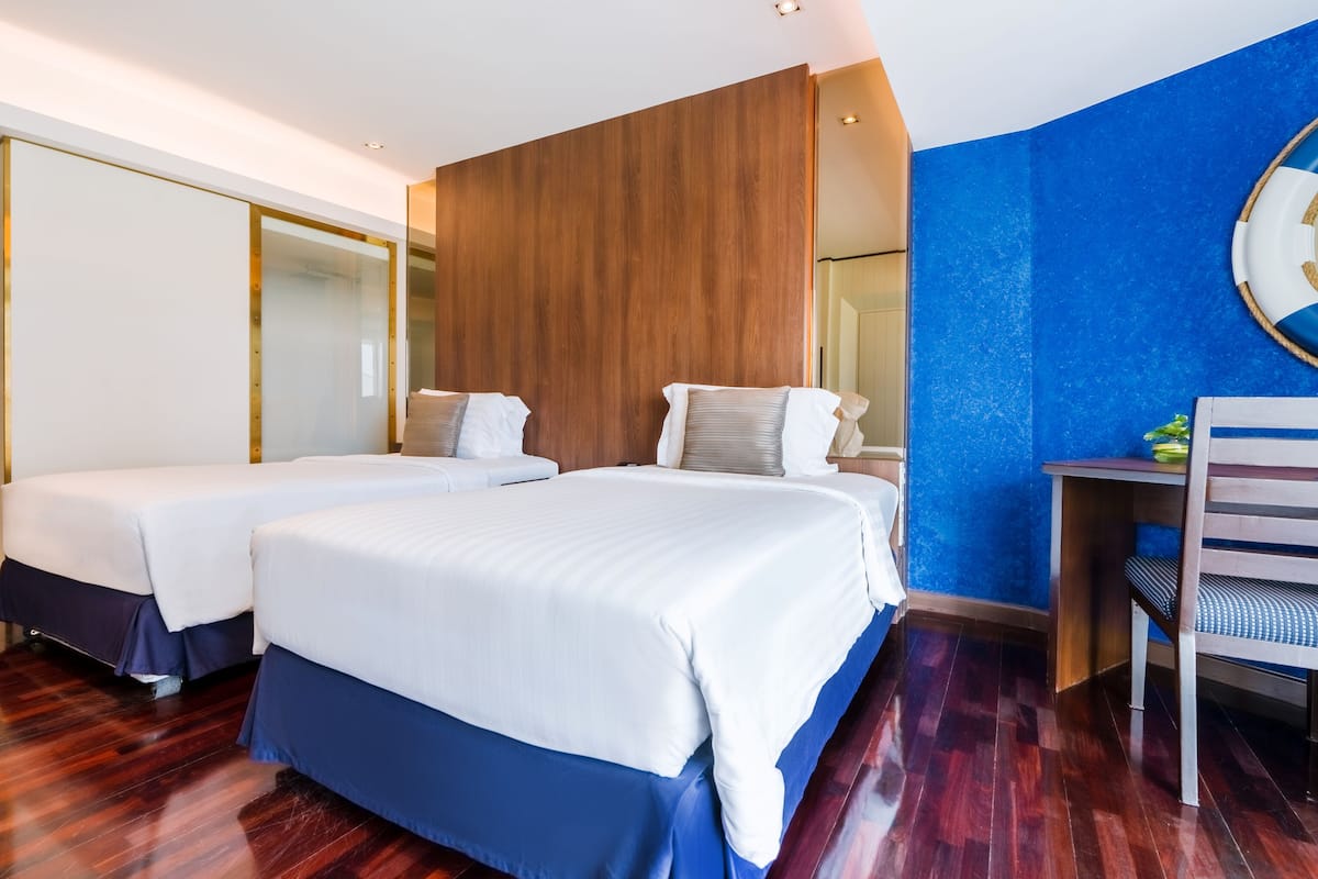 Deluxe Twin Room | Minibar, in-room safe, desk, free WiFi
