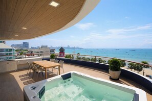 Panoramic Family Suite | Balcony view - The Cruise Hotel (Pattaya)