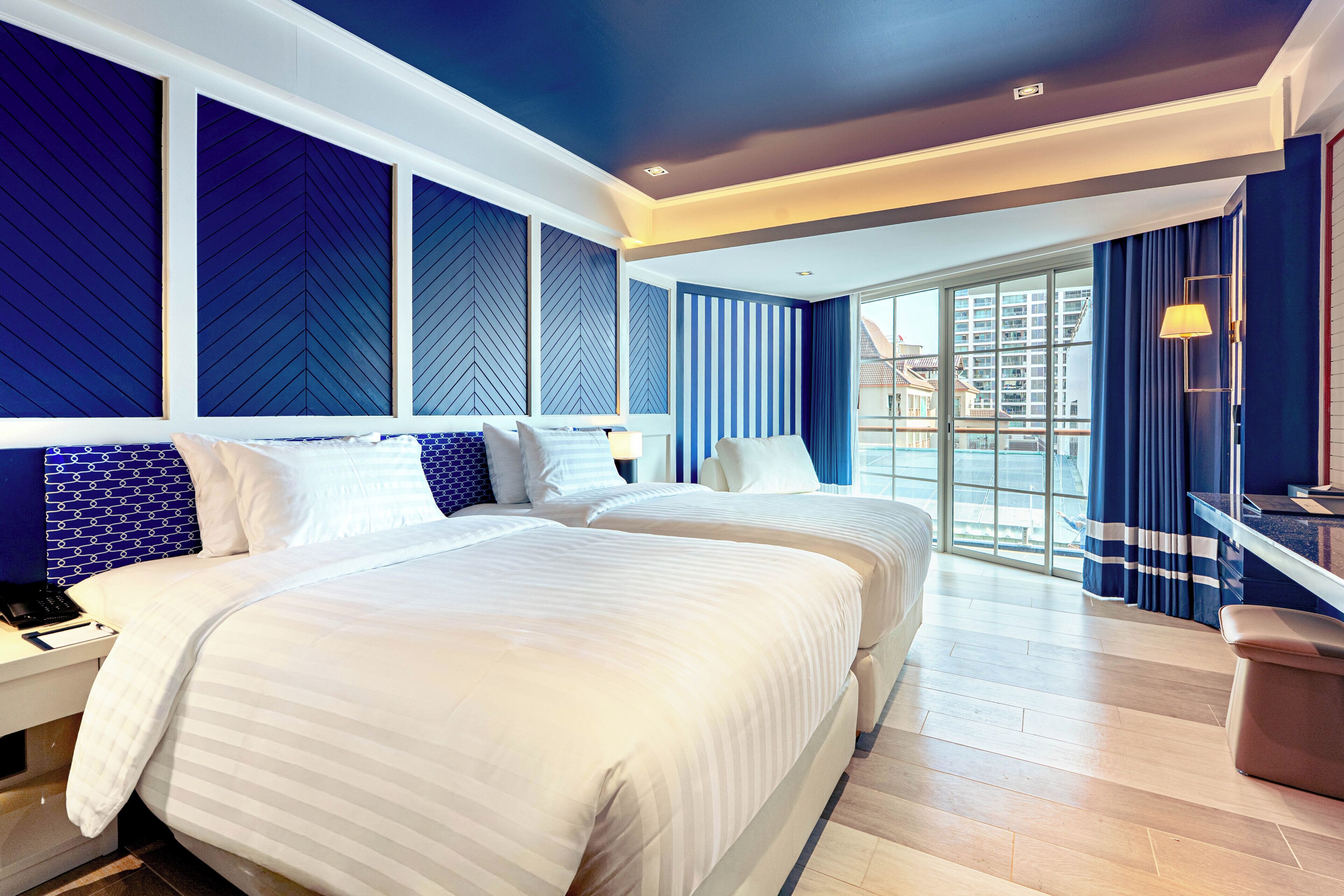 Phòng 2 giường đơn Deluxe | Minibar, két bảo mật tại phòng, bàn 