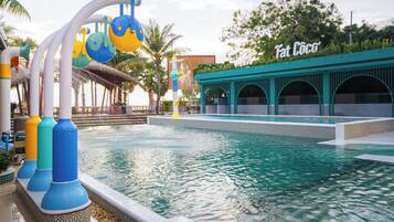 2 Außenpools, geöffnet von 08:00 Uhr bis 20:00 Uhr, Sonnenschirme