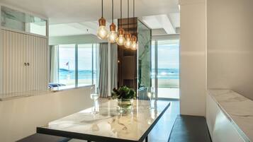 Panoramic Ocean View Suite | 房內用餐