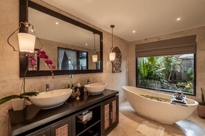 Premier Garden Villa | Badezimmer | Badewanne und Dusche (separat), Komfortbadewanne, Regendusche