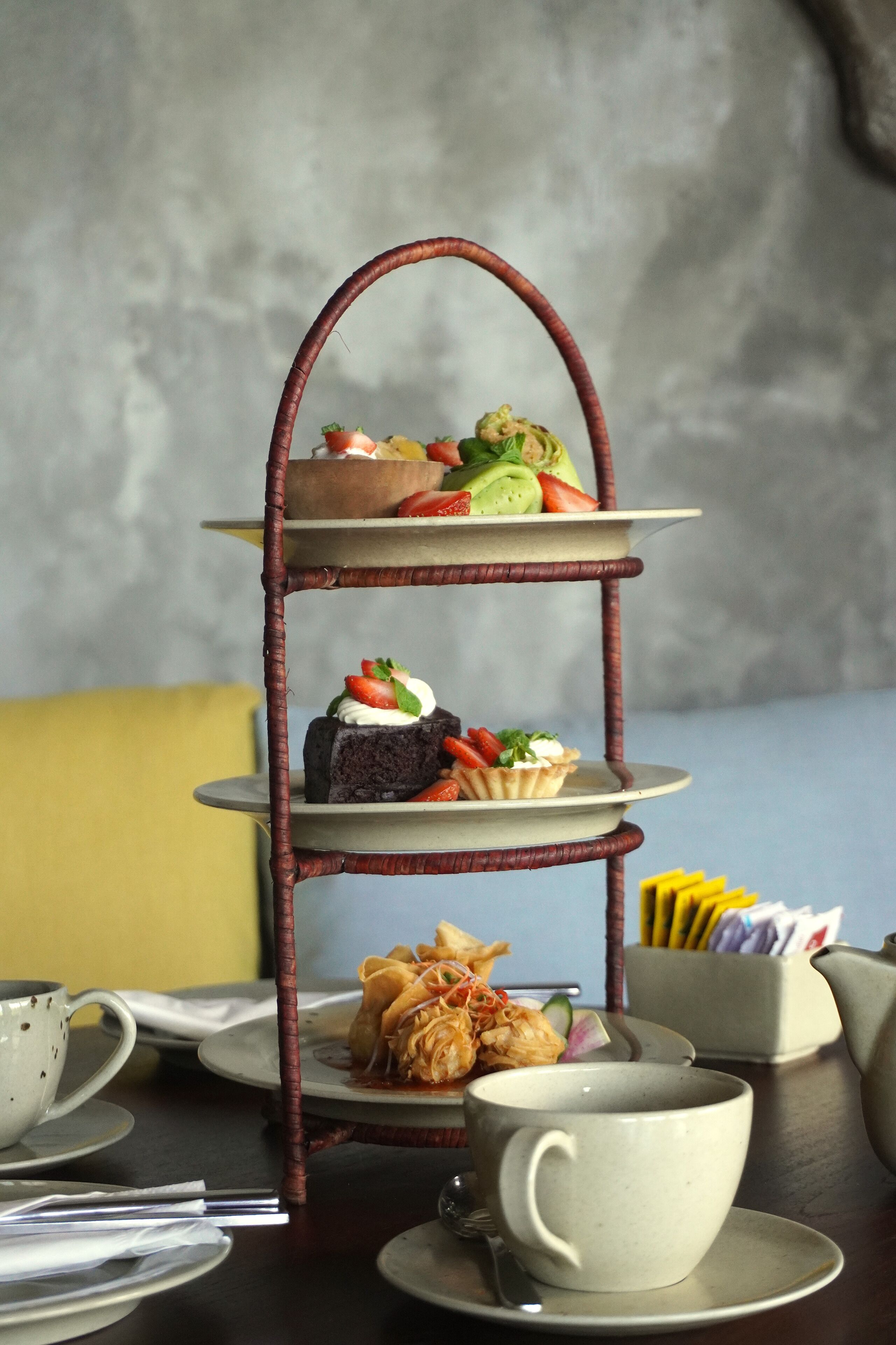 Ein mehrstufiger Kuchenständer mit verschiedenen Gebäcken und Früchten.
