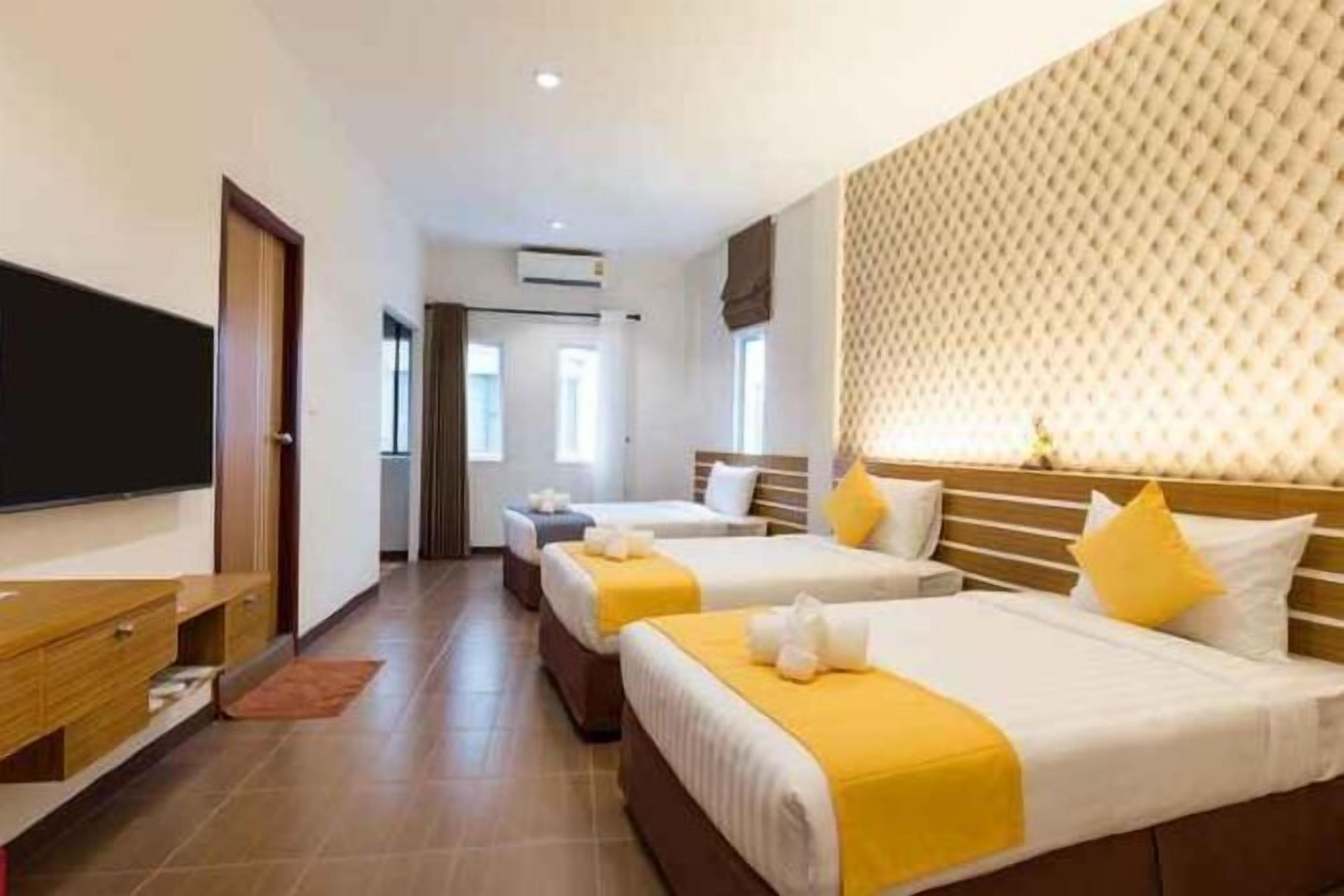 Värdeförvaringsskåp på rummet, skrivbord och mörkläggningsgardiner