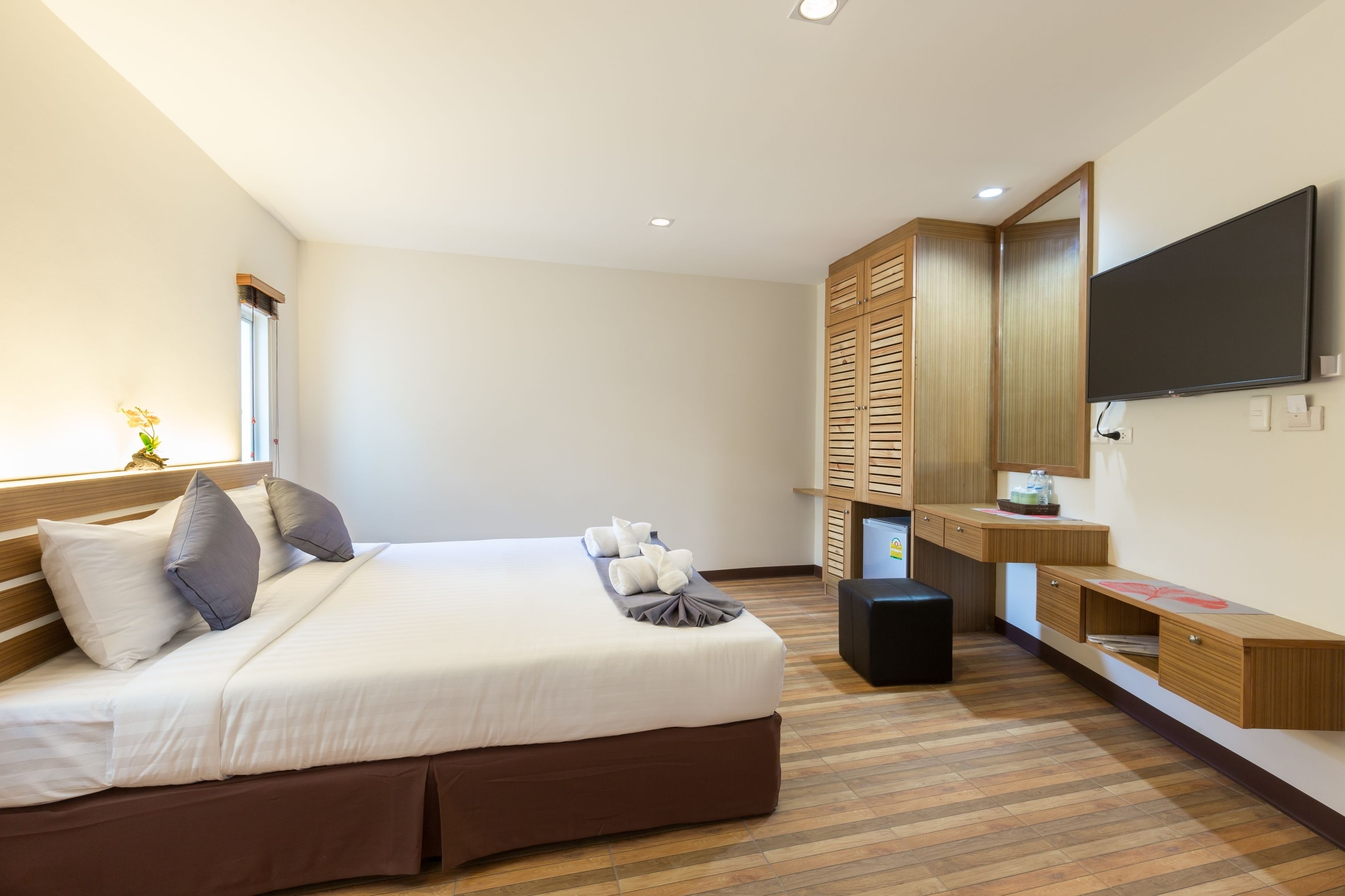 Deluxe Room | 客房内保险箱、办公桌、遮光窗帘、折叠床/加床（额外收费）