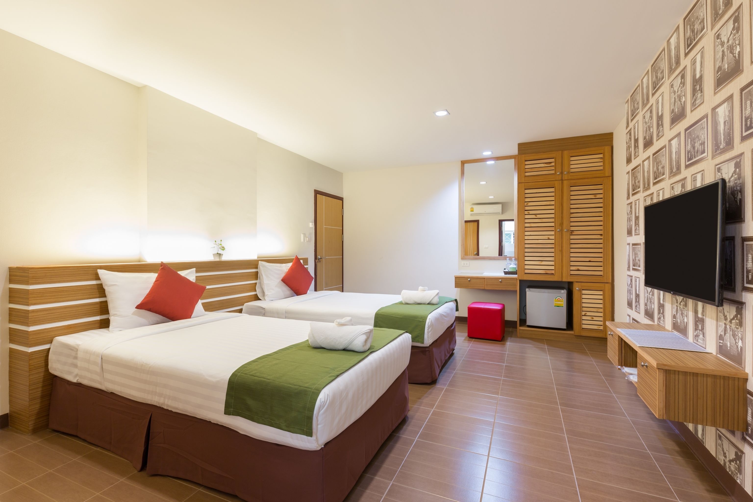 deluxe room | in-room safe, desk, blackout curtains, rollaway beds