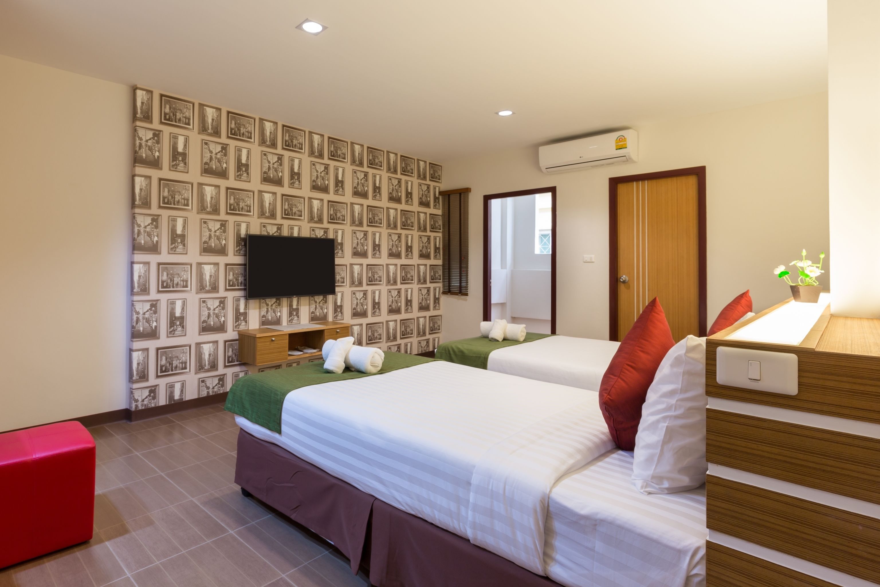 deluxe room | in-room safe, desk, blackout curtains, rollaway beds