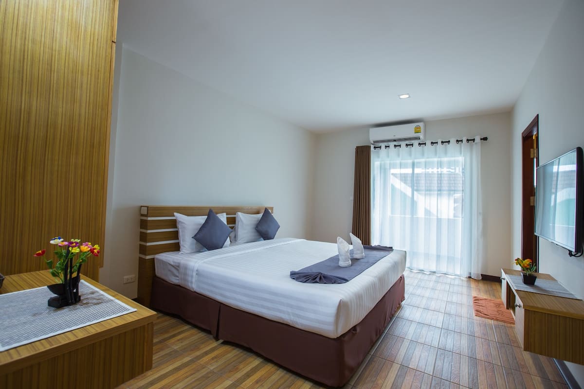 Deluxe Room | In-room safe, desk, blackout drapes, rollaway beds