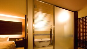 A hotel room with a bed, a bathroom with a bathtub, and a sliding door. - Hotel Cypress Karuizawa (Karuizawa)