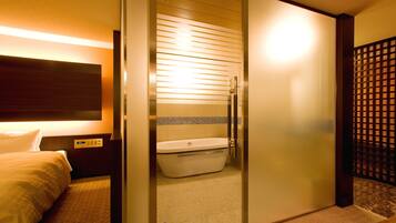 Combined shower/tub, deep soaking tub, free toiletries, hair dryer