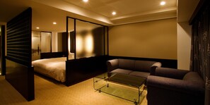 Escritorio, cortinas blackout y tabla de planchar con plancha 