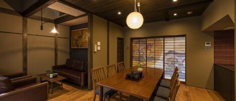 Private Machiya Townhouse (2 Single Beds and 4 Japanse Futon) | In-room dining
