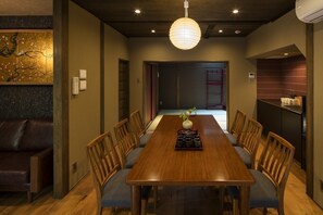 Pientalo (2 Single Beds and 4 Japanse Futon ) | Ruokailu omassa huoneessa