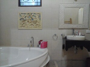 Villa, 2 chambres, vue jardin | Salle de bain | Douche, baignoire relaxante profonde, articles de toilette gratuits