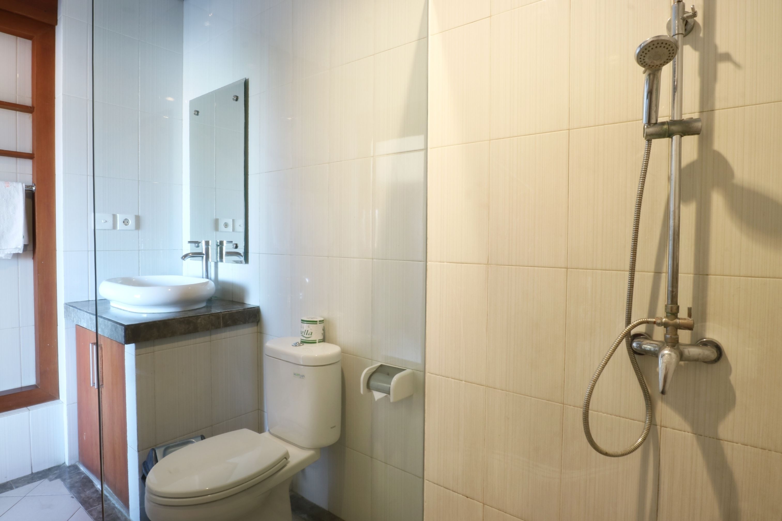 standard double or twin room | bathroom | shower, rainfall showerhead, free toiletries, towels