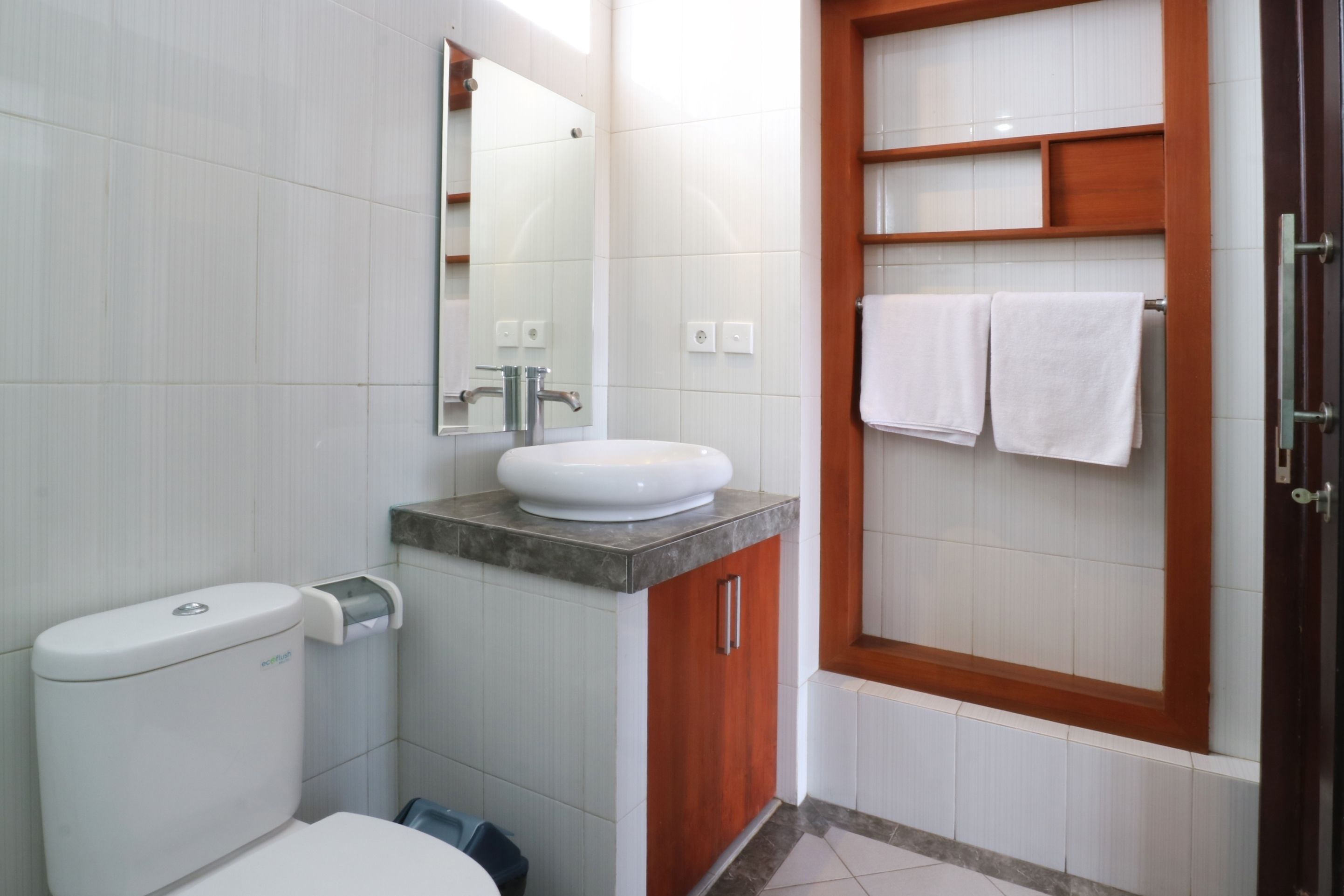 superior double or twin room | bathroom | shower, rainfall showerhead, free toiletries, towels