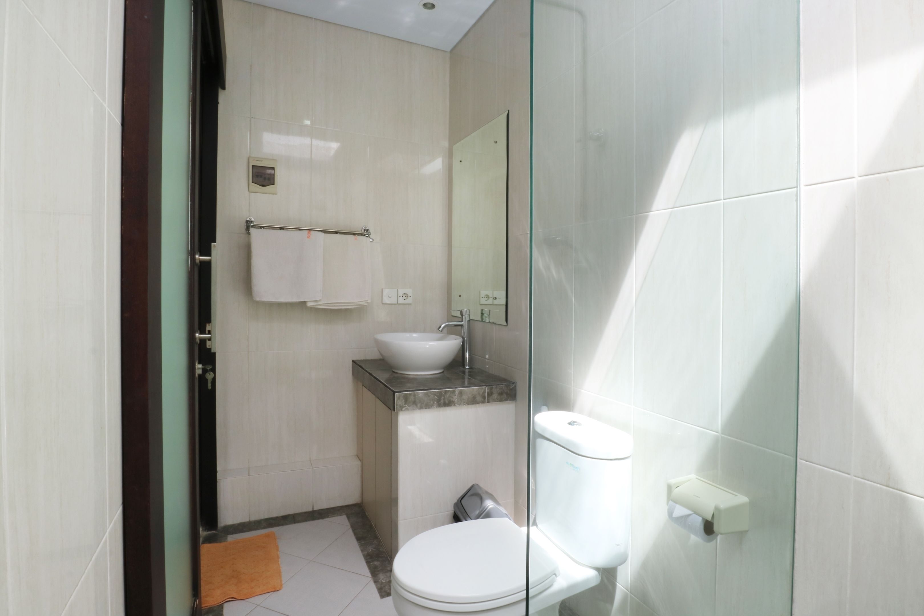 deluxe double room | bathroom | shower, rainfall showerhead, free toiletries, towels