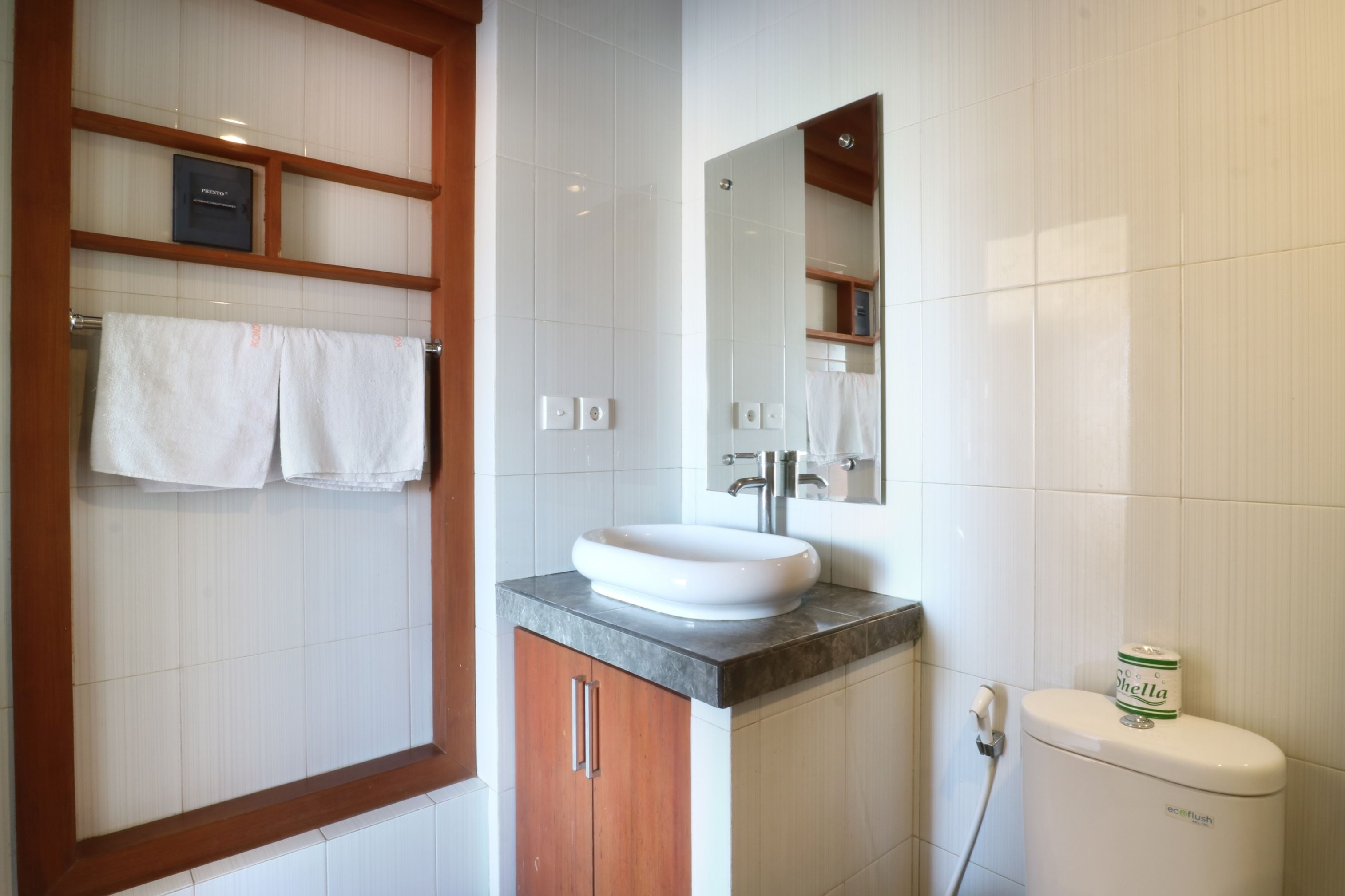 standard double or twin room | bathroom | shower, rainfall showerhead, free toiletries, towels