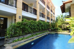 Outdoor pool - Kondra Premiere Guest House Kuta (Kuta)