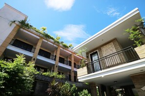 Front of property - Kondra Premiere Guest House Kuta (Kuta)