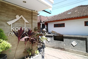 Front of property - Kondra Premiere Guest House Kuta (Kuta)