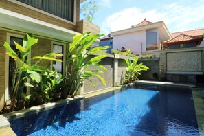 Outdoor pool - Kondra Premiere Guest House Kuta (Kuta)