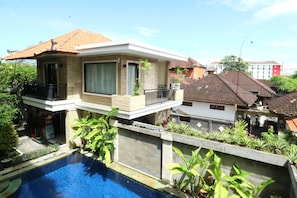 Outdoor pool - Kondra Premiere Guest House Kuta (Kuta)