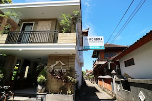 Property entrance - Kondra Premiere Guest House Kuta (Kuta)