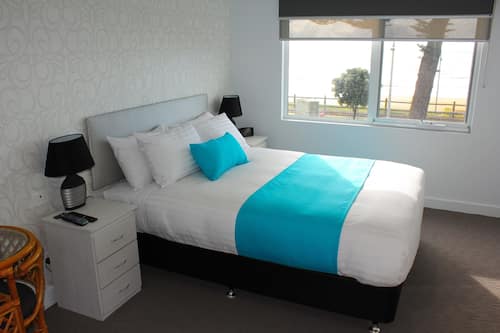 Deluxe-Suite, 1 Queen-Bett, Badewanne, Meerseite | Hochwertige Bettwaren, Minibar, Zimmersafe, individuell dekoriert