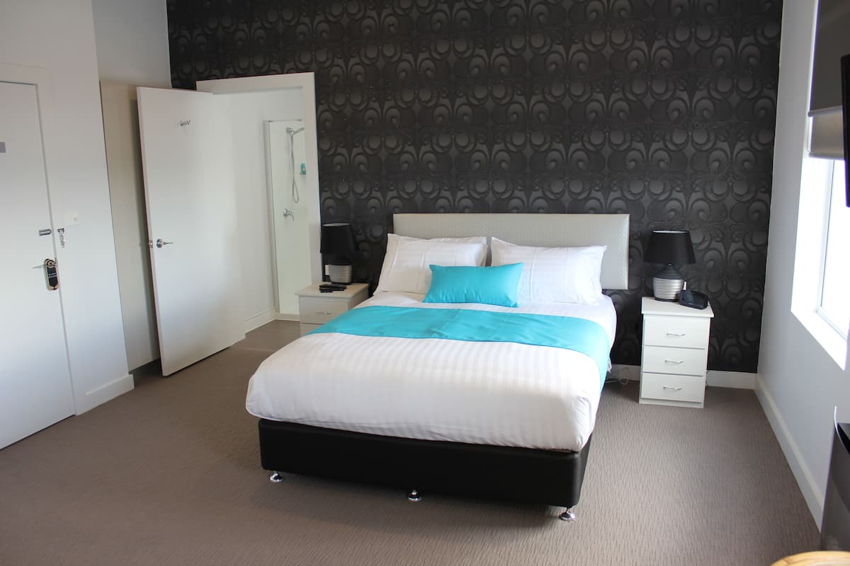 oceanfront twin with harbour view  | premium bedding, minibar, in-room safe, individually decorated