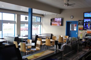 Lunch and dinner served, beach views  - Beach Hotel (Burnie)