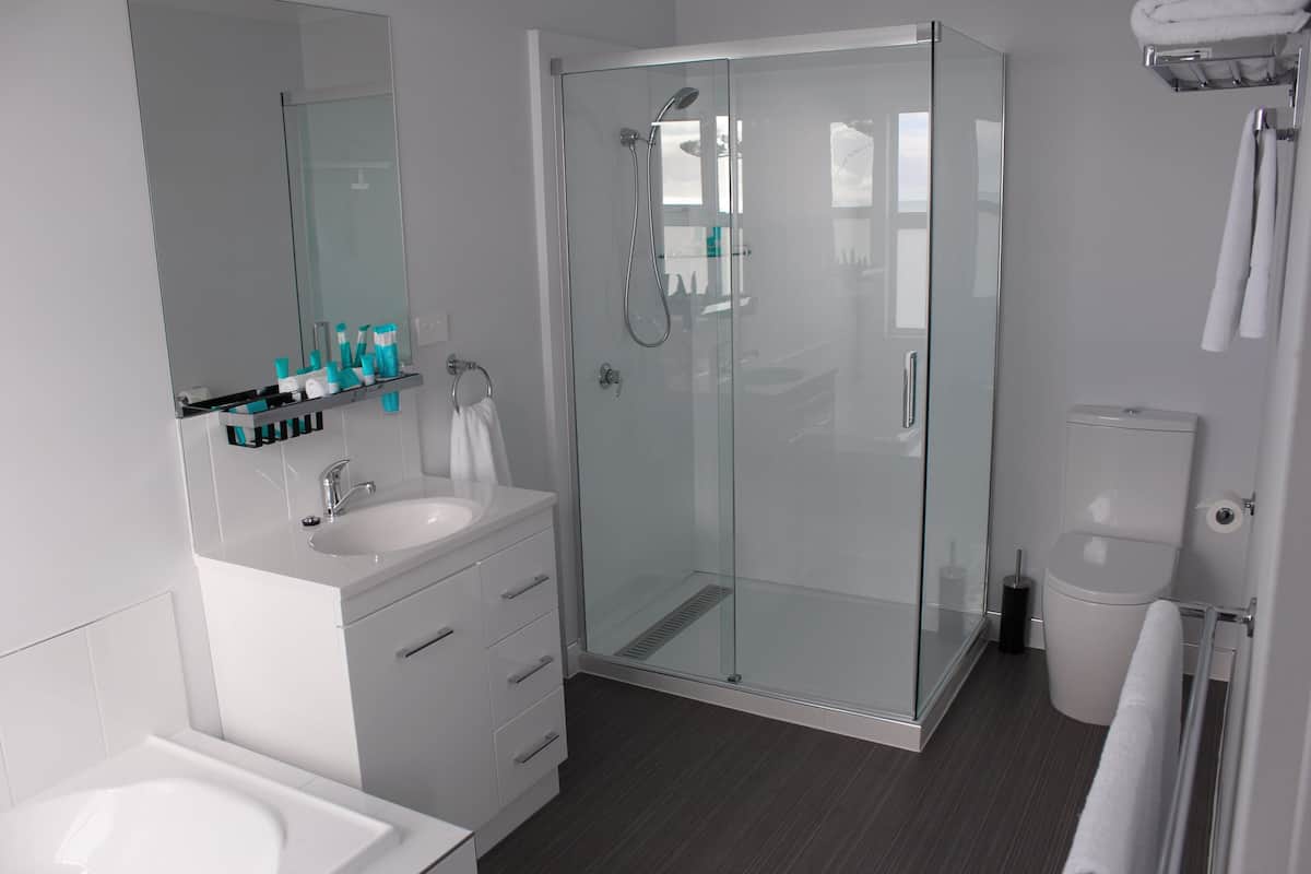 deluxe oceanfront queen  | bathroom | shower, free toiletries, hair dryer, towels