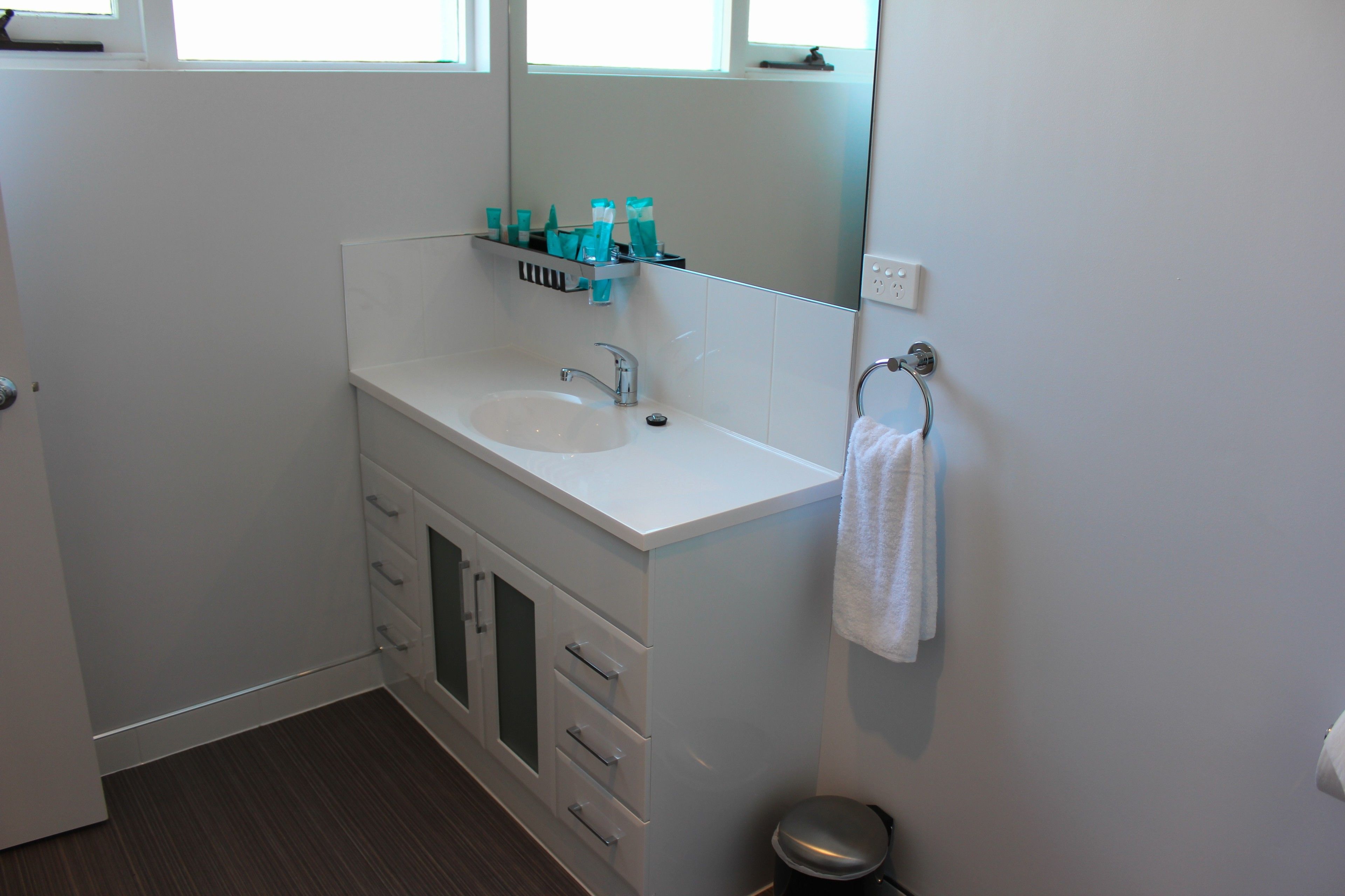 deluxe queen  | bathroom | shower, free toiletries, hair dryer, towels